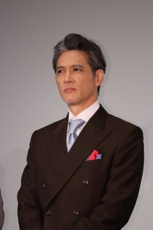 映画『嘘八百 京町ロワイヤル』完成披露舞台あいさつに登場した加藤雅也