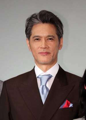 映画『嘘八百 京町ロワイヤル』完成披露舞台あいさつに登場した加藤雅也