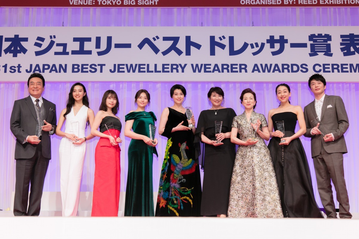 Koki,、有村架純ら、肩だしドレス姿で輝く美しさ　胸元に光るジュエリーに笑顔