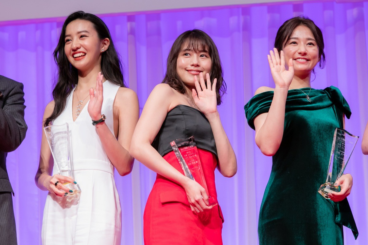 Koki,、有村架純ら、肩だしドレス姿で輝く美しさ　胸元に光るジュエリーに笑顔
