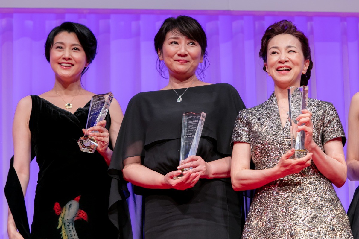 Koki,、有村架純ら、肩だしドレス姿で輝く美しさ　胸元に光るジュエリーに笑顔