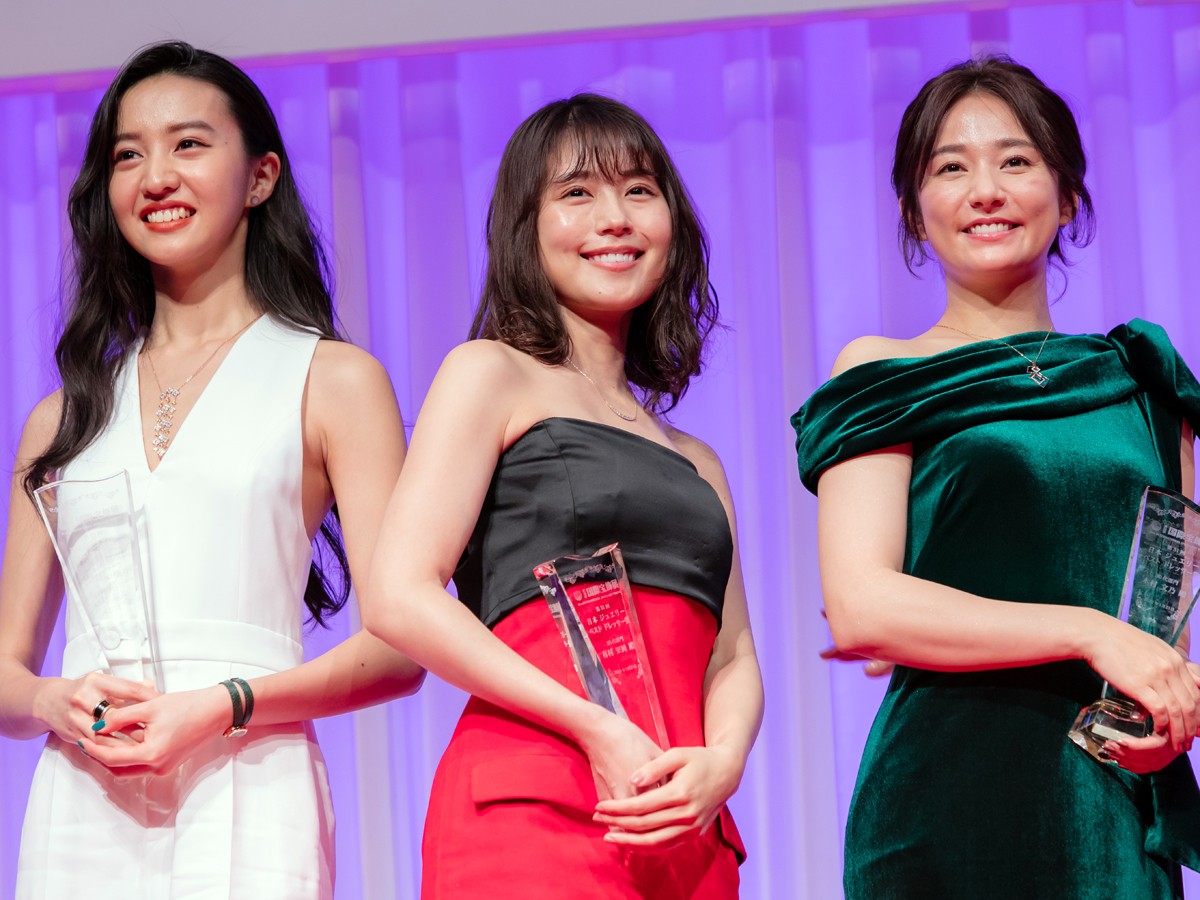 Koki,、有村架純ら、肩だしドレス姿で輝く美しさ　胸元に光るジュエリーに笑顔
