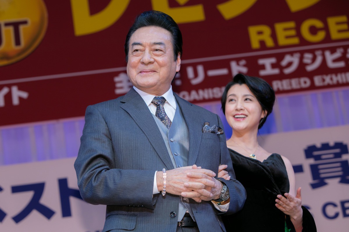 Koki,、有村架純ら、肩だしドレス姿で輝く美しさ　胸元に光るジュエリーに笑顔