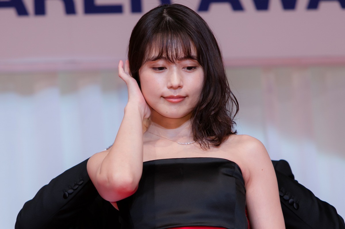 Koki,、有村架純ら、肩だしドレス姿で輝く美しさ　胸元に光るジュエリーに笑顔