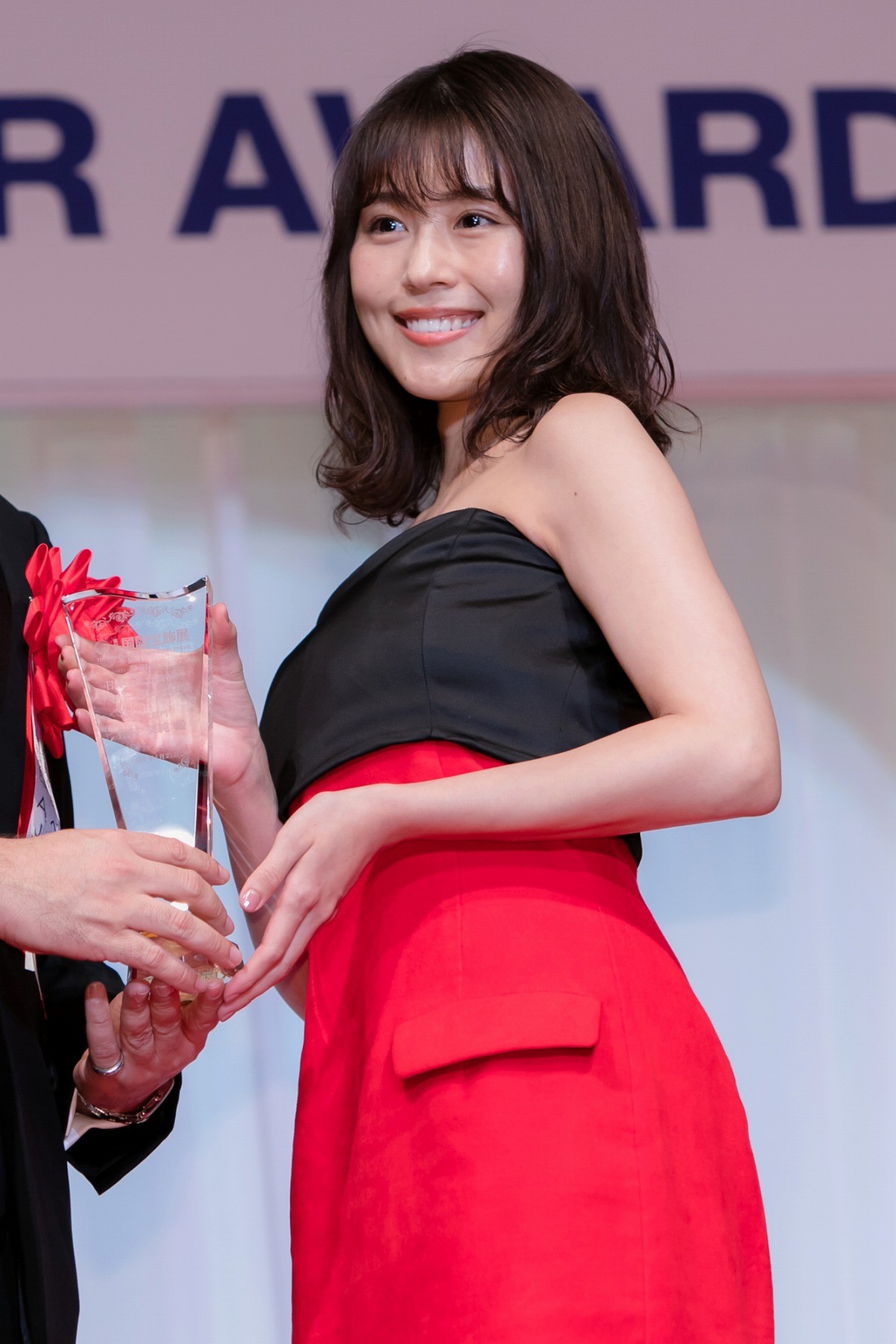 Koki,、有村架純ら、肩だしドレス姿で輝く美しさ　胸元に光るジュエリーに笑顔