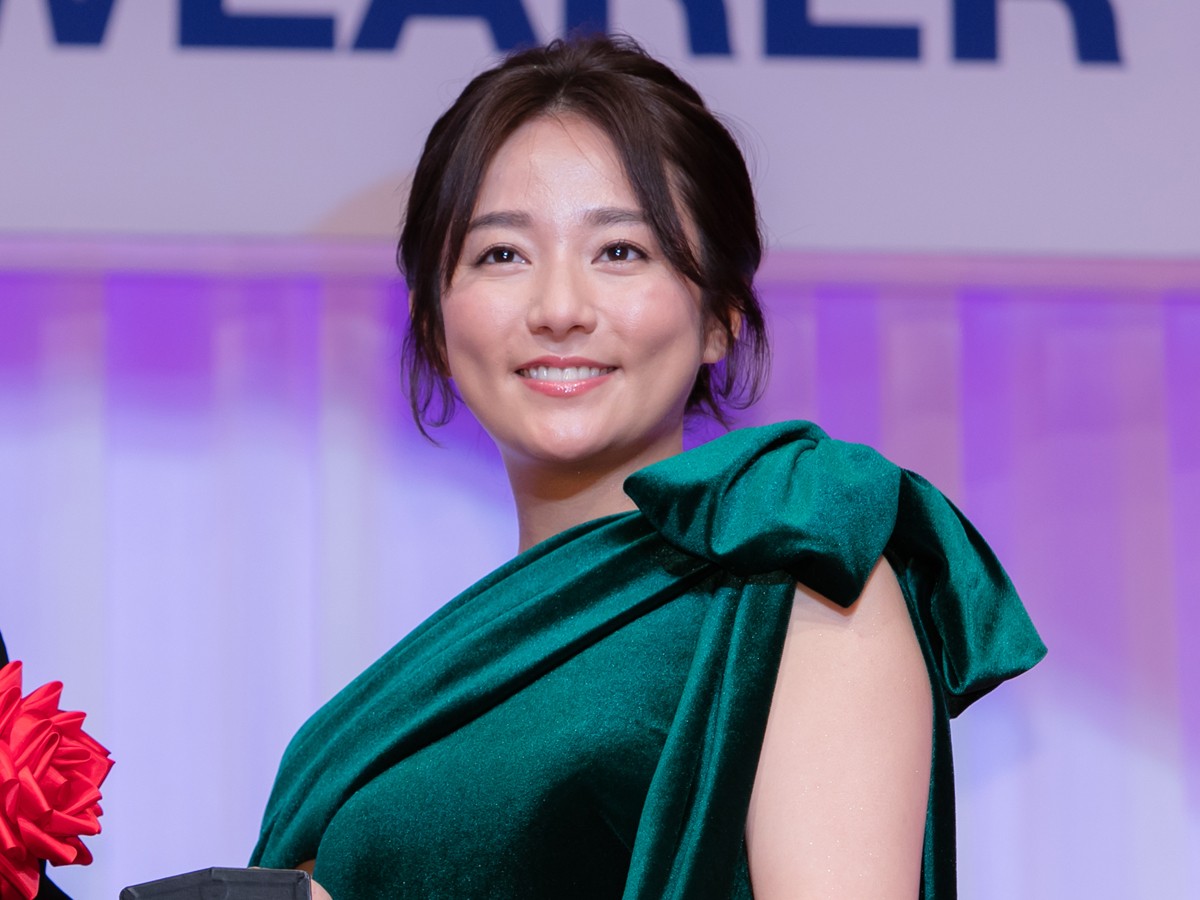 Koki,、有村架純ら、肩だしドレス姿で輝く美しさ　胸元に光るジュエリーに笑顔