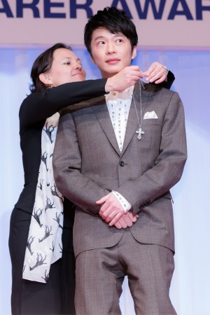 日本ジュエリー ベストドレッサー賞 表彰式に登場した田中圭