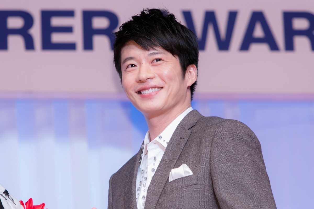 Koki,、有村架純ら、肩だしドレス姿で輝く美しさ　胸元に光るジュエリーに笑顔