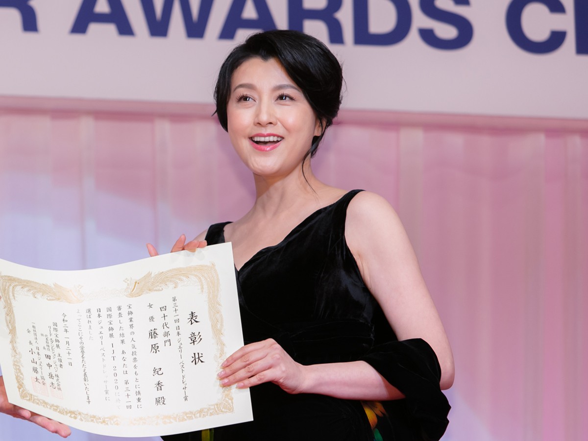 Koki,、有村架純ら、肩だしドレス姿で輝く美しさ　胸元に光るジュエリーに笑顔