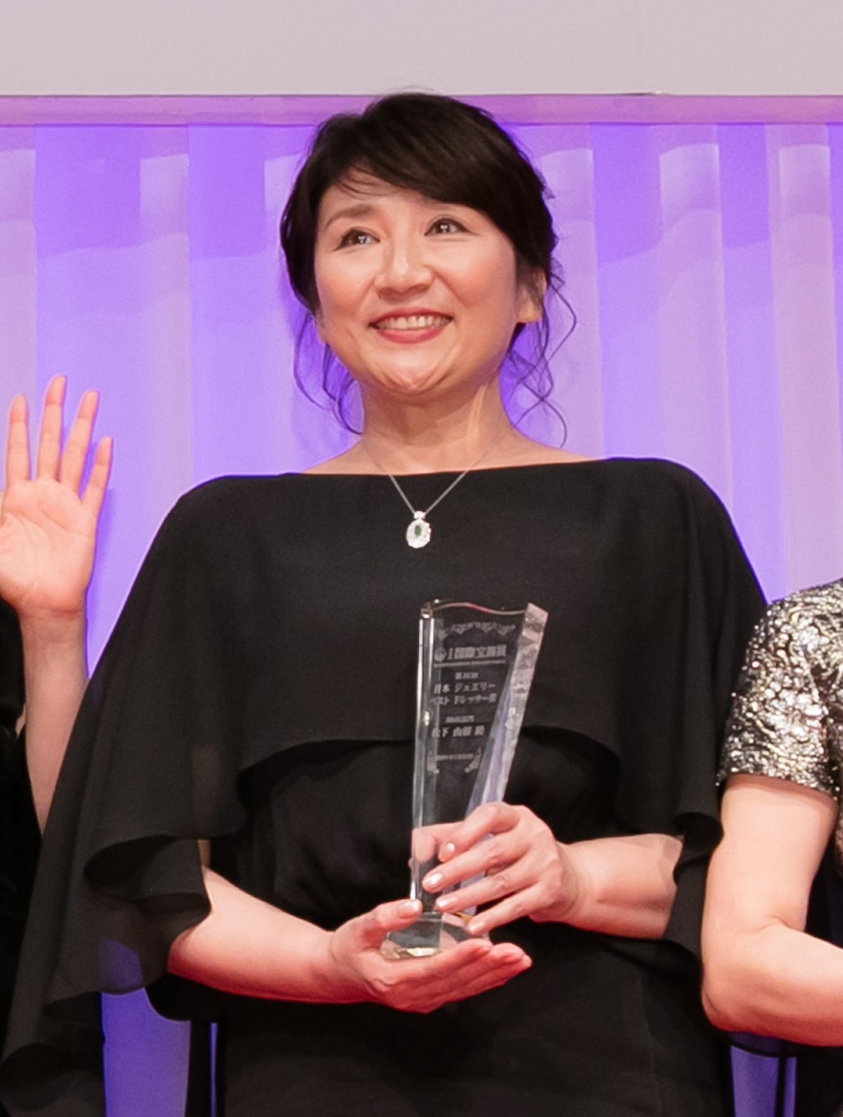 Koki,、有村架純ら、肩だしドレス姿で輝く美しさ　胸元に光るジュエリーに笑顔