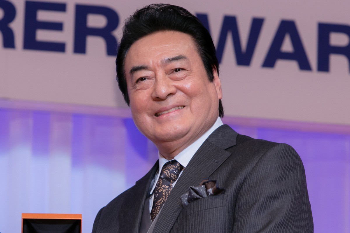 Koki,、有村架純ら、肩だしドレス姿で輝く美しさ　胸元に光るジュエリーに笑顔