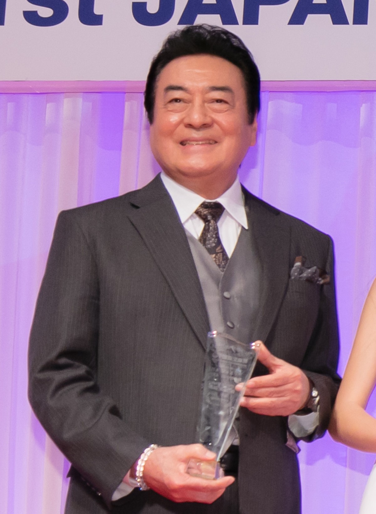 Koki,、有村架純ら、肩だしドレス姿で輝く美しさ　胸元に光るジュエリーに笑顔