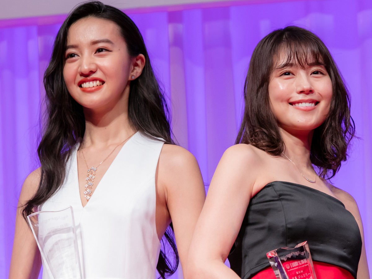 Koki,、有村架純ら、肩だしドレス姿で輝く美しさ　胸元に光るジュエリーに笑顔