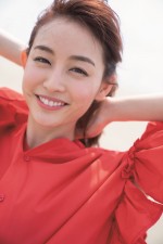 新井恵理那、写真集『原色美人キャスター大図鑑2020』解禁カット