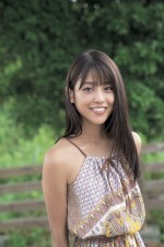 岡副麻希、写真集『原色美人キャスター大図鑑2020』解禁カット