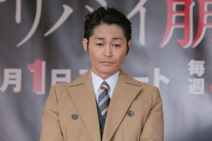 土曜ナイトドラマ『アリバイ崩し承ります』制作発表記者会見に登場した安田顕