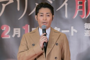 土曜ナイトドラマ『アリバイ崩し承ります』制作発表記者会見に登場した安田顕