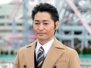 土曜ナイトドラマ『アリバイ崩し承ります』制作発表記者会見に登場した安田顕