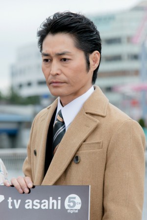 土曜ナイトドラマ『アリバイ崩し承ります』制作発表記者会見に登場した安田顕