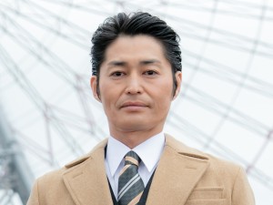 土曜ナイトドラマ『アリバイ崩し承ります』制作発表記者会見に登場した安田顕