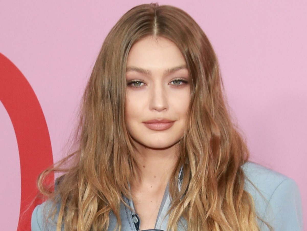 「Vogue」ロシア版2月号でキュート&セクシーな姿を披露したジジ・ハディッド