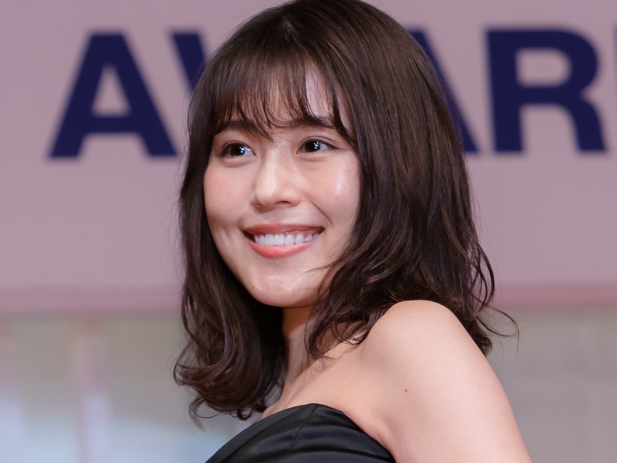 「日本ジュエリー ベストドレッサー賞」表彰式で、輝く美しさを見せた有村架純