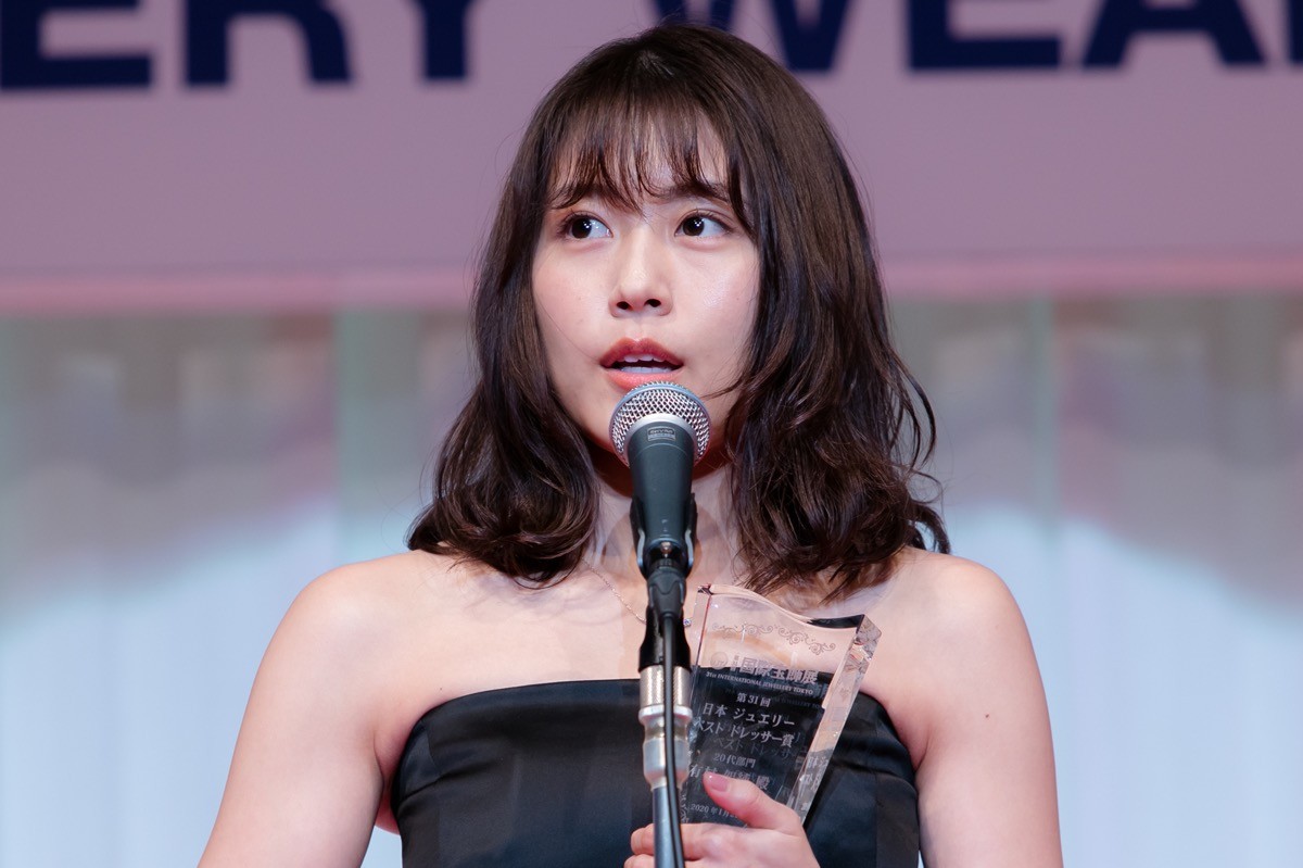 有村架純、肩出しドレスの美しさ…「惚れました」と称賛の声