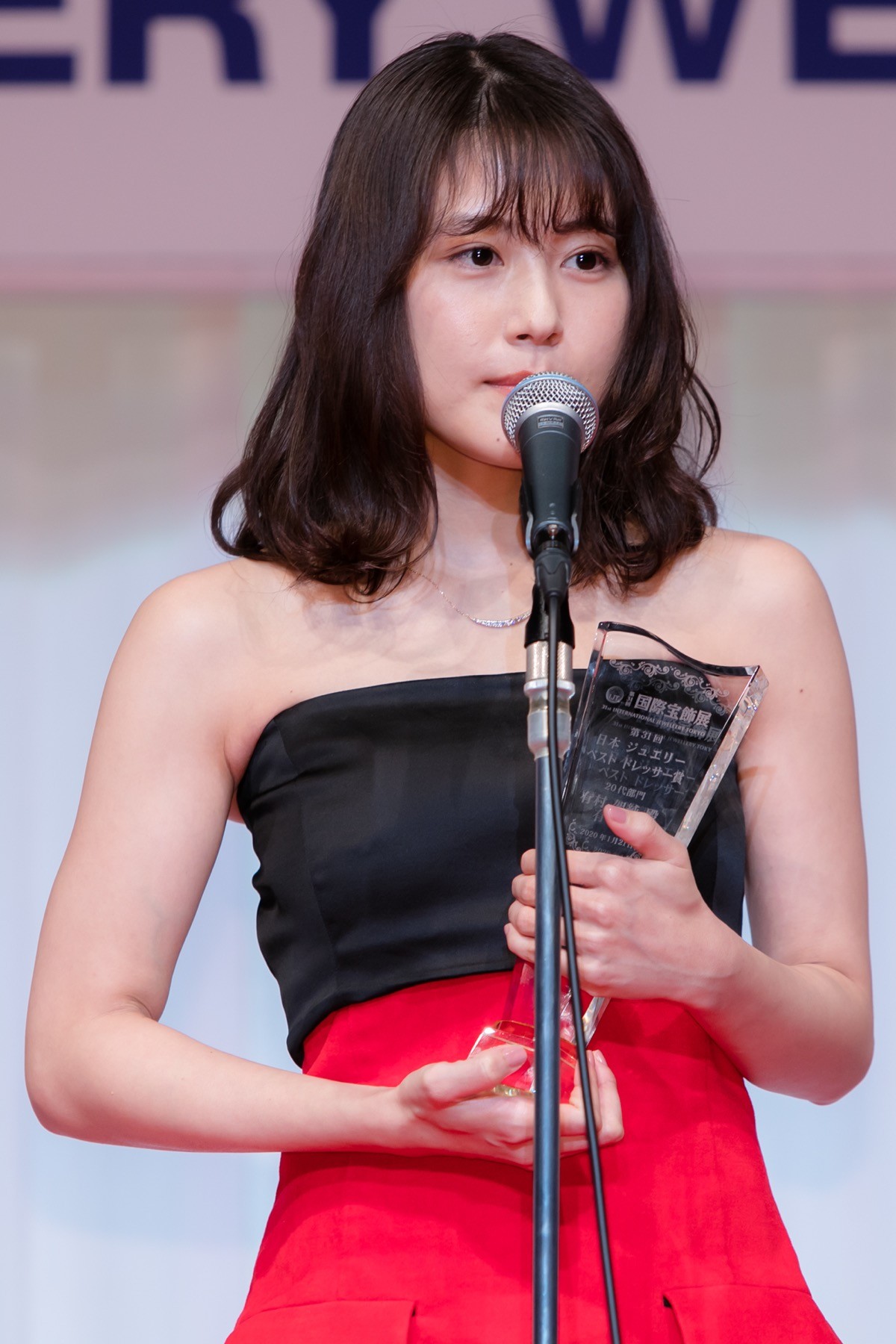 有村架純、肩出しドレスの美しさ…「惚れました」と称賛の声