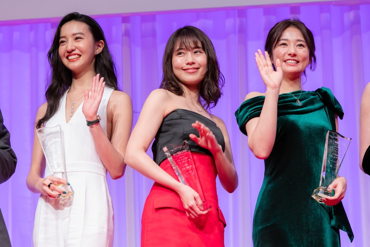 有村架純、肩出しドレスの美しさ…「惚れました」と称賛の声