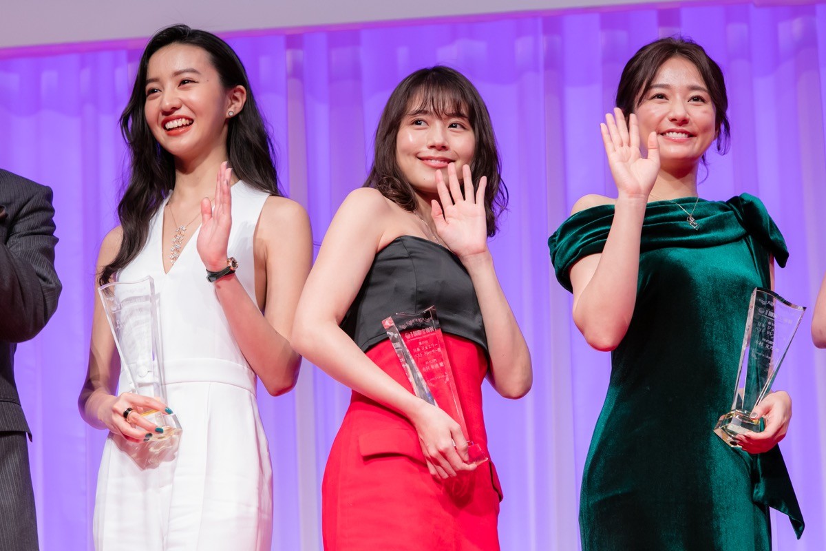 有村架純、肩出しドレスの美しさ…「惚れました」と称賛の声