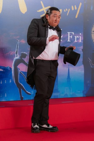 映画『キャッツ』ジャパンプレミア レッドカーペットイベントに登場したロバート・秋山竜次