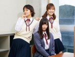 【写真】ドラマ撮影現場の校舎にて　岡田結実、恒松祐里、中村ゆりかの制服姿がかわいい！