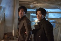 映画『AI崩壊』場面写真（左から）大沢たかお、賀来賢人