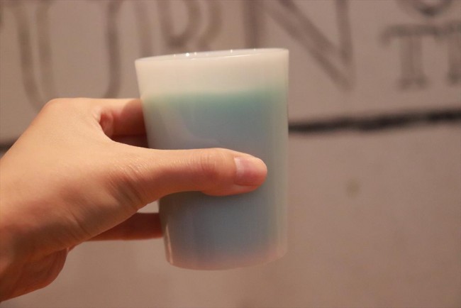 怪しい色にドキドキ…　『スター・ウォーズ』伝説の“青いミルク”を飲んでみた！