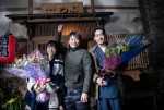 ドラマ『異世界居酒屋「のぶ」』クランクアップの様子（左から）武田玲奈、品川ヒロシ監督、大谷亮平