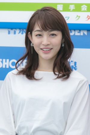 『原色美人キャスター大図鑑2020』発売記念握手会に出席した新井恵理那