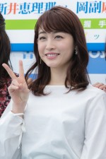 『原色美人キャスター大図鑑2020』発売記念握手会に出席した新井恵理那