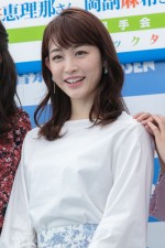 『原色美人キャスター大図鑑2020』発売記念握手会に出席した新井恵理那