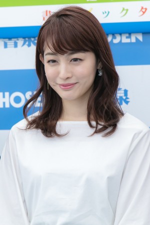 『原色美人キャスター大図鑑2020』発売記念握手会に出席した新井恵理那