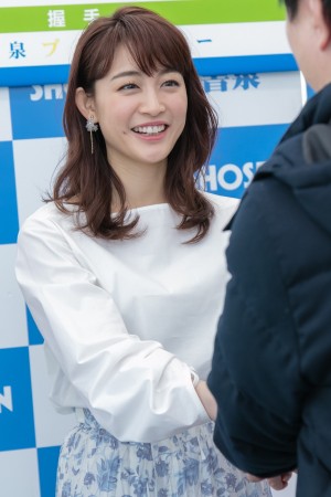 『原色美人キャスター大図鑑2020』発売記念握手会に出席した新井恵理那