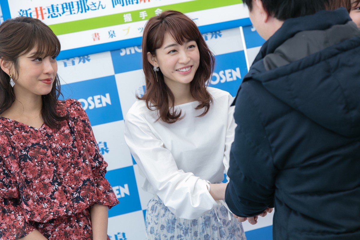 岡副麻希「下着の替えが大変でした」プールでの撮影秘話　新井恵理那は「毛をそりました」