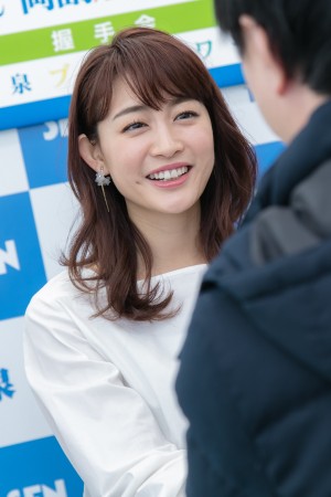 『原色美人キャスター大図鑑2020』発売記念握手会に出席した新井恵理那