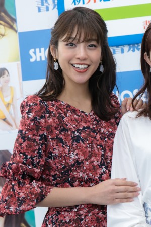 『原色美人キャスター大図鑑2020』発売記念握手会に出席した岡副麻希