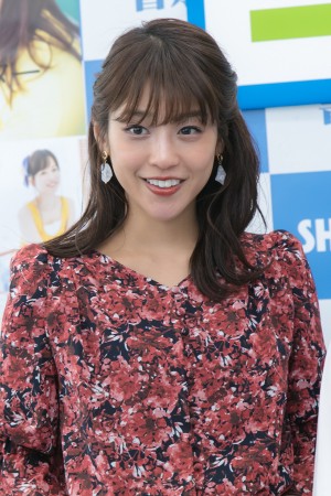 『原色美人キャスター大図鑑2020』発売記念握手会に出席した岡副麻希