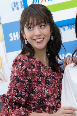 『原色美人キャスター大図鑑2020』発売記念握手会に出席した岡副麻希