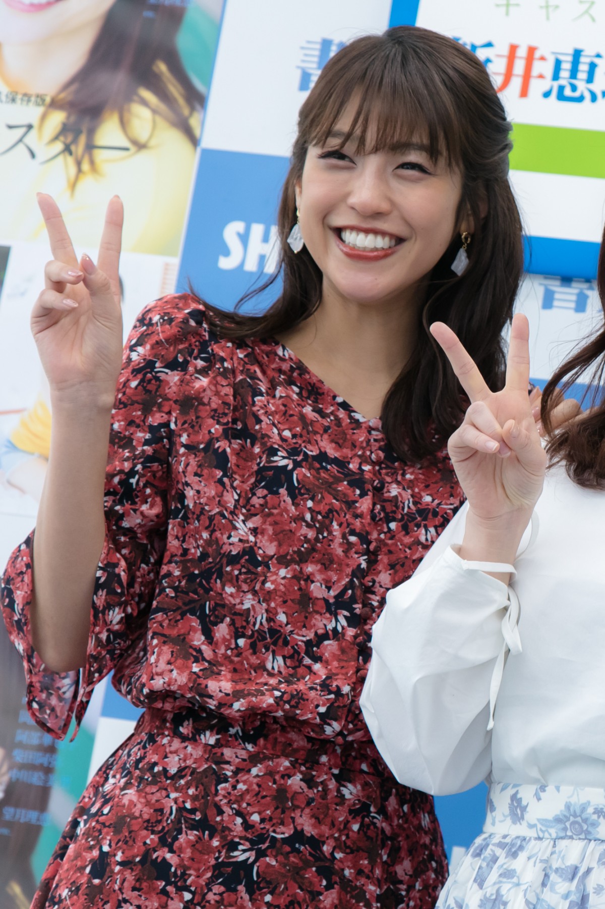 岡副麻希「下着の替えが大変でした」プールでの撮影秘話　新井恵理那は「毛をそりました」