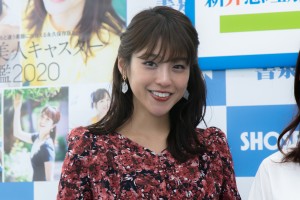 『原色美人キャスター大図鑑2020』発売記念握手会に出席した岡副麻希