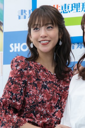 『原色美人キャスター大図鑑2020』発売記念握手会に出席した岡副麻希