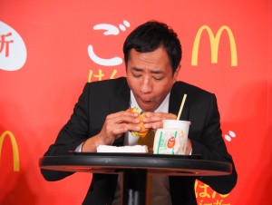 「夜マック」新メニュー PR発表会に出席したナイツの塙宣之