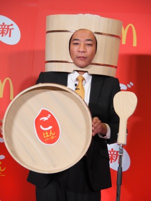 「夜マック」新メニュー PR発表会に出席したナイツの塙宣之